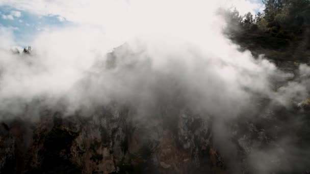 A Hold Geysers Park krátere, Új-Zéland. Gőz a geotermikus völgyből. Lassú mozgás. — Stock videók