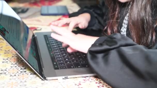 Mladá dívka používá notebook doma. Domácí školství a koncepce učení — Stock video
