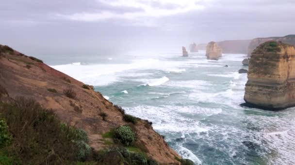 Повітряний вид на дванадцять апостолів на заході сонця. Великий океанський шлях, Австралія. — стокове відео