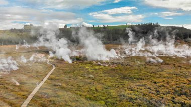 Yeni Zelanda 'daki Rotorua Ay Kraterleri' nin hava görüntüsü.