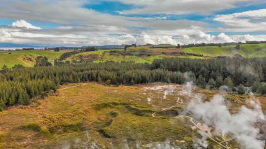 Yeni Zelanda 'daki Rotorua Ay Kraterleri' nin hava görüntüsü.