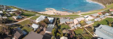 Avustralya, Kanguru Adası 'ndaki Emu Körfezi' nin kıyı şeridi. Panoramik hava görüntüsü.