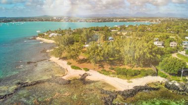 İHA 'dan Mont Choisy sahil şeridinin havadan görüntüsü Mauritius.