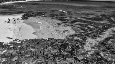 Mauritius kıyı şeridinin havadan görünüşü ve insansız hava aracından kayalar..