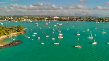 İHA 'dan Mont Choisy sahil şeridinin havadan görüntüsü Mauritius.