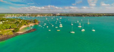 Grand Baie 'deki güzel sahil, İHA açısından Mauritius..