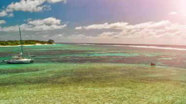 İHA 'dan Gabriel Adası' na, Mauritius. Güneşli bir günde hava manzarası.