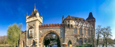 BUDAPEST - 2 Nisan 2019 Ünlü Vajdahunyad Vara Kalesi 'nin giriş kapısı.