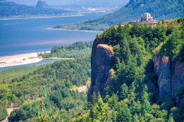 Portland, Oregon yakınlarındaki Columbia Nehri Vadisi ve Dağları.