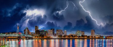 Fırtına Portland, Oregon 'a yaklaşıyor. Yıldırımlarla dolu şehir silüeti.