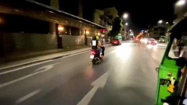 BANGKOK, THAILAND - 14 ARALIK 2019: Hareket halindeki bir TukTuk 'tan görüldüğü üzere gece şehir trafiği