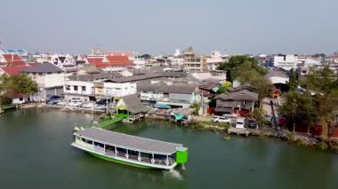 MAEKLONG, THAILAND - 15 ARALIK 2019: Nehir ve demiryolu pazarı ile Maeklong şehir manzarasının inanılmaz hava manzarası