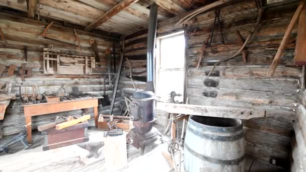 CODY - WY - JULY 2019: Cody Old Trail Town er en samling av historiske, vestlige bygninger, utsikt innover – stockvideo