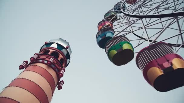 SYDNEY, RAKOUSKO - AUGUST 2018: Sydney Ferris Wheel in Darling Harbour při západu slunce — Stock video