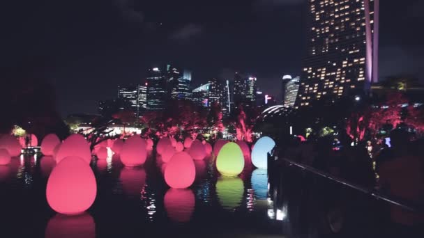 SINGAPORE - JANUARY 4, 2020: Telur apung adalah salah satu dari tujuh pameran interaktif di Gardens By The Bay pameran seni baru, pemandangan malam dengan pertunjukan cahaya — Stok Video