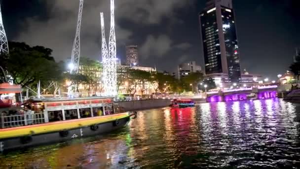 SINGAPUR - 3. JANUAR 2020: Fähre in der Marina Bay in Singapur bei Nacht — Stockvideo