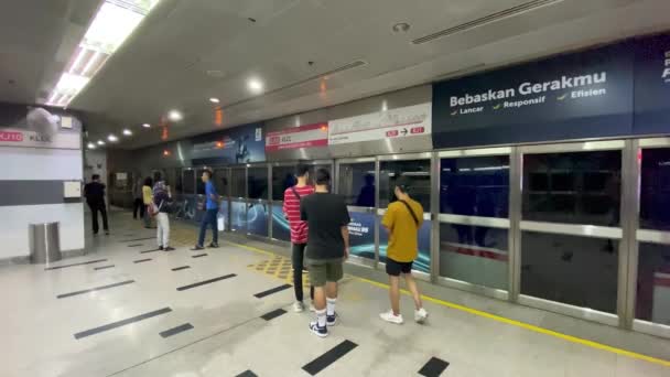 KUALA LUMPUR, MALAYSIA - DECEMBER 27, 2019: Turister väntar på tåg i tunnelbanestationen — Stockvideo