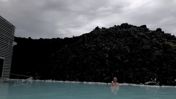 REYKJAVIK, ISLAND - Srpen 2019: Slavný Blue Lagoon Hot Pool v letní sezóně — Stock video