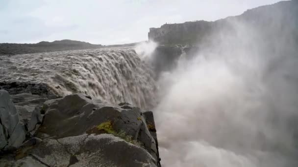 Dettifoss Watervallen op een bewolkte middag, IJsland — Stockvideo