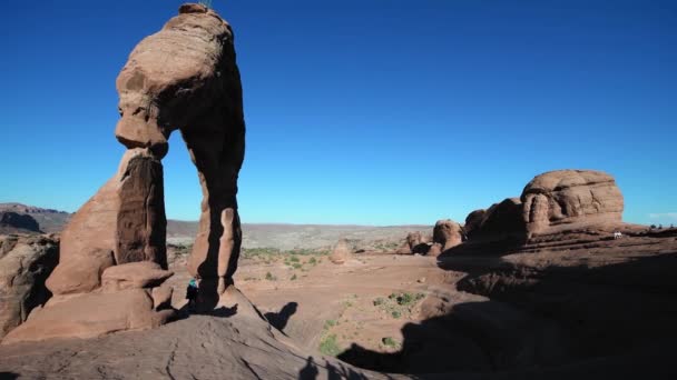 Delikatny łuk w Parku Narodowym Arches w Utah, USA — Wideo stockowe