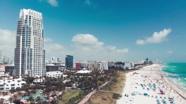 Vista aérea incrível da costa de Miami Beach a partir de drone em um dia ensolarado, câmera lenta — Vídeo de Stock