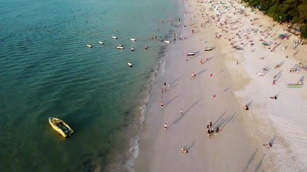 Úžasný letecký pohled na pláž Patong a město Phuket při západu slunce, Thajsko — Stock video