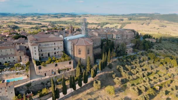 Pienza, Toscana. Flygfoto vid solnedgången i den berömda medeltida staden. Långsamma rörelser — Stockvideo