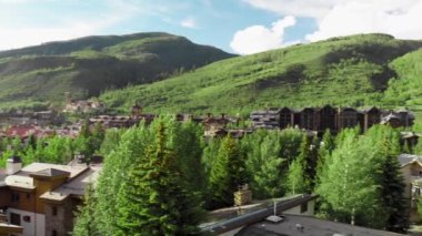 Vail 'in yaz mevsiminde İHA' dan güzel hava görüntüsü, ABD