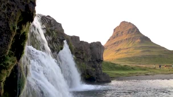 Kirkjufellfoss Şelaleleri Yaz mevsiminde, İzlanda — Stok video