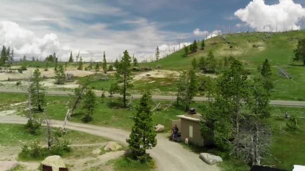 湖の近くにあるイエローストーン国立公園の丘や山、空中風景 — ストック動画