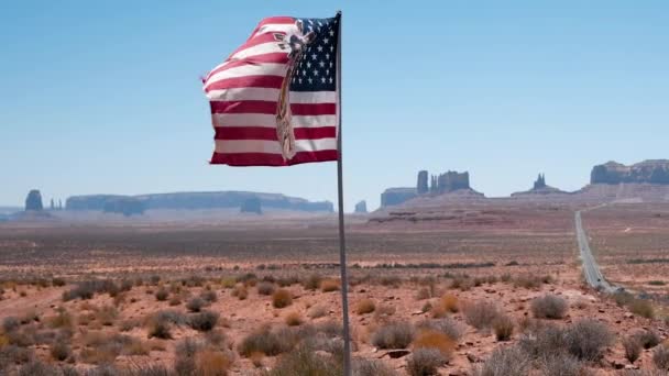 Bandeira indiana americana na estrada para Monument Valley câmera lenta — Vídeo de Stock