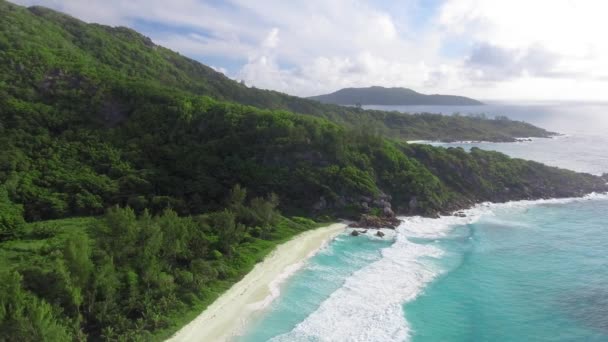 セーシェル島のラ・ディグ。無人機からのビーチや海の素晴らしい空の景色 — ストック動画