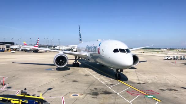LOS ANGELES - AUGUST 2017: Pesawat American Airlines mencapai dok bandara — Stok Video