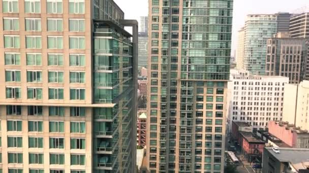 VANCOUVER, CANADA - AOÛT 2017 : Monter au centre-ville avec un ascenseur. Vue imprenable sur les gratte-ciel de ville — Video