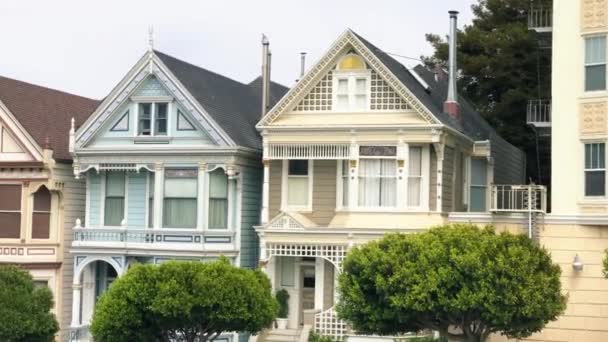 Boyalı Kadınlar, San Francisco. Güzel bir meydan boyunca renkli evler — Stok video