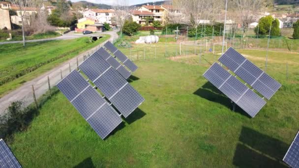Painéis solares na região montanhosa. Fonte de energia ecológica e ecológica — Vídeo de Stock