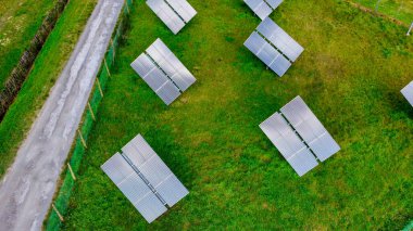 Güneşe yönelik Modern Güneş Panelleri Grubu.