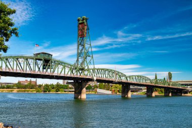 Portland Köprüsü ve Nehri güneşli bir günde, Oregon .