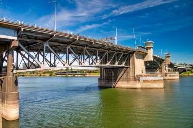Güneşli bir günde Portland Köprüsü, Oregon .
