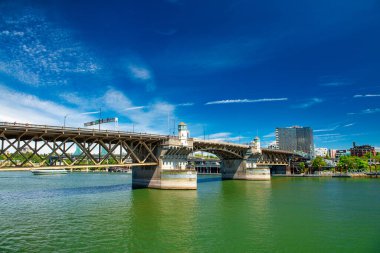 PORTLAND, OR - 18 Ağustos 2017: Güneşli bir günde nehir üzerindeki şehir köprüsü.