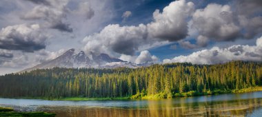 Rainier Dağı (ayrıca Tahoma veya Tacoma olarak da bilinir), Pasifik 'in kuzeybatısındaki Cascade Sıradağları' nda bulunan büyük aktif bir stratovolcano..