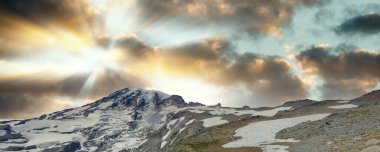 Rainier Dağı (ayrıca Tahoma veya Tacoma olarak da bilinir), Pasifik 'in kuzeybatısındaki Cascade Sıradağları' nda bulunan büyük aktif bir stratovolcano..