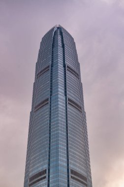 HONG KONG - Mayıs 2014: Bulutlu bir günbatımında bir şehir caddesinden Hong Kong silueti.