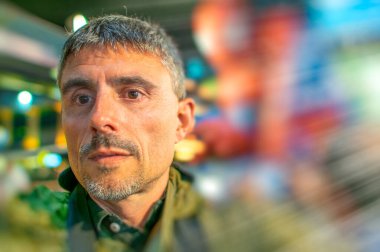 Hong Kong 'da gece Kowloon Rıhtımı' ndaki erkek turist..