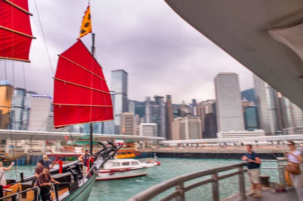 Hong Kong Maj 2014 Stadssiluett Med Turist Segelbåt Aqua Luna — Stockfoto