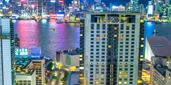 HONG KONG - 12 Mayıs 2014: Geceleyin Hong Kong şehir merkezindeki gökdelenlerin hava görüntüsü.
