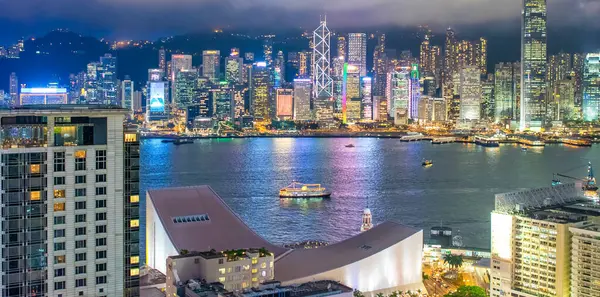 HONG KONG - 12 Mayıs 2014: Geceleyin Hong Kong şehir merkezindeki gökdelenlerin hava görüntüsü.