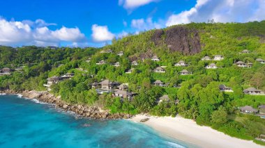 Anse La Liberte 'in Mahe' si, Seyşeller. İnsansız hava aracından inanılmaz hava görüntüsü.