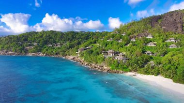 Güneşli bir günde güzel Anse La Liberte 'nin, Seyşeller kıyılarının insansız hava aracı bakış açısı.