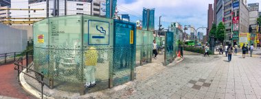 TOKYO, JAPONYA - 23 Mayıs 2016: Shinjuku sokaklarında sigara içme alanı - Panoramik manzara.
